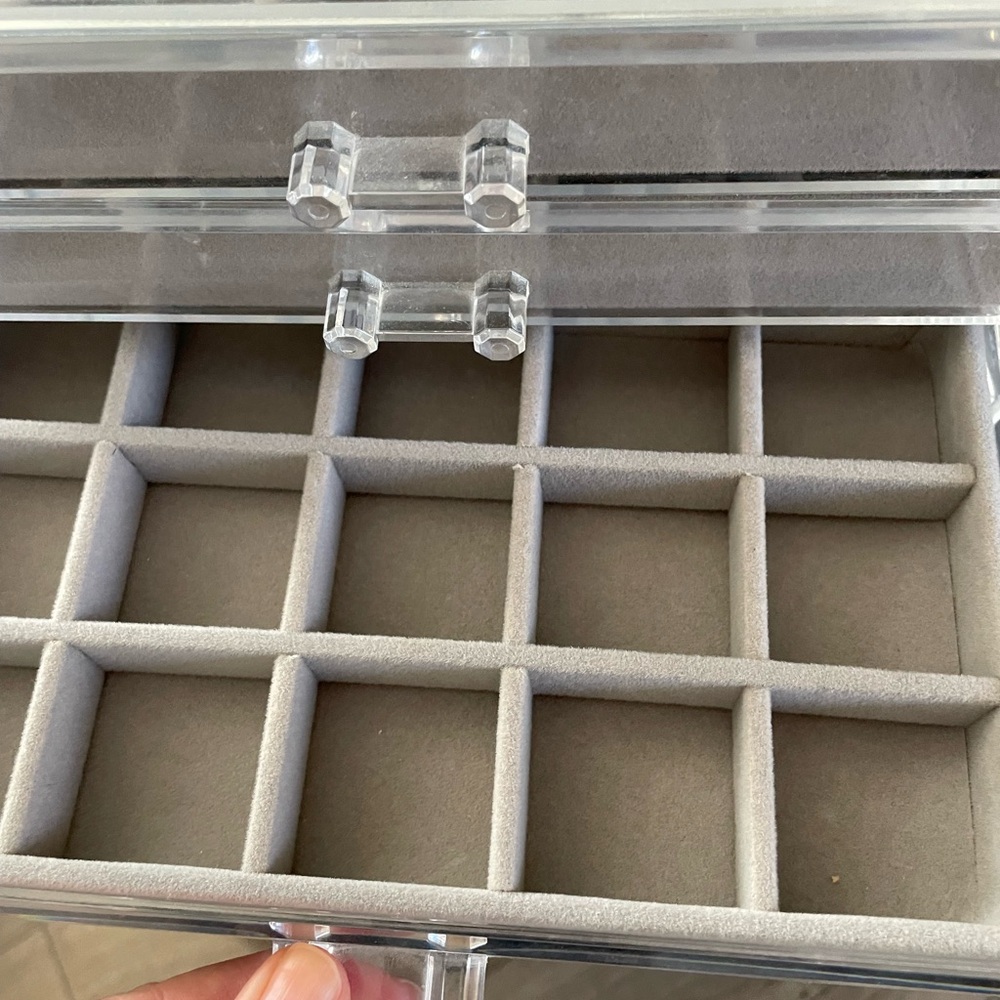 Clear Acrylic Jewelry Organizer - Picture 4 of 7